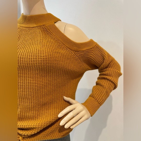 GUESS | Cut Out Shoulder Kailyn Sweater in Medieval Gold Size Medium - Picture 3 of 12